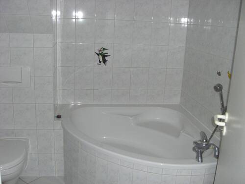 Bad mit Wanne - 9 Zimmer Mehrfamilienhaus, Wohnhaus in Tangermünde