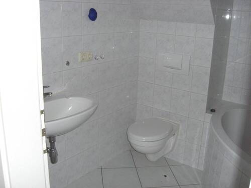 Bad, WC und Waschtisch - Mehrfamilienhaus, Wohnhaus in Tangermünde zum Kaufen