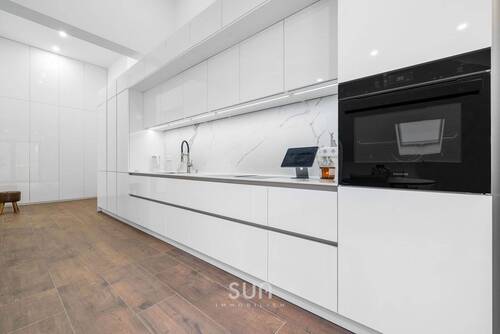 OFFENE HOCHWERTIGE EINBAUKÜCHE - 