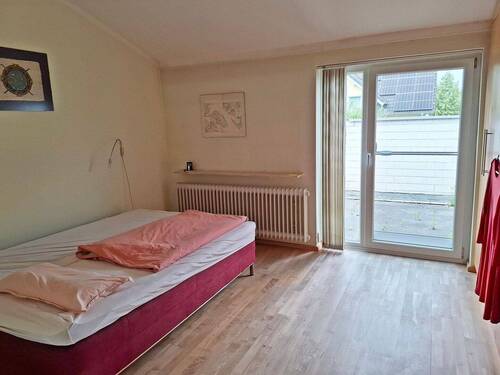 Schlafzimmer mit Balkon, OG - 