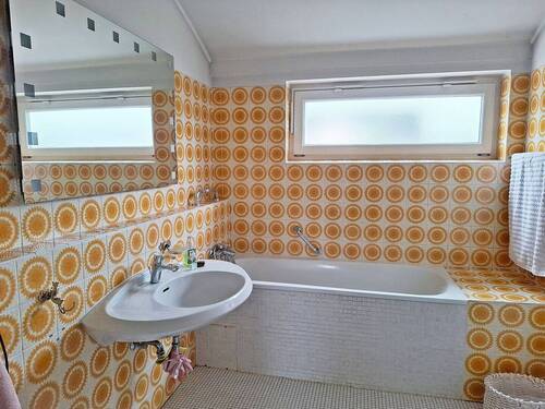 Tgl.-Bad mit Wanne und Dusche - 