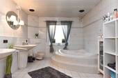 Vollbad mit Doppelwaschtisch, Eckbadewanne und Dusche - 