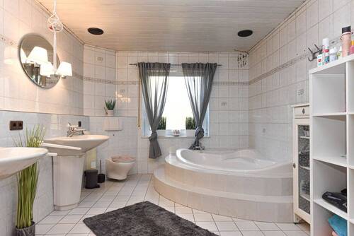 Vollbad mit Doppelwaschtisch, Eckbadewanne und Dusche - 