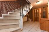 massive Treppe zum Kellergeschoss - 