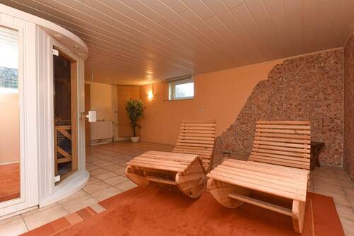 Wellnessbereich mit Sauna - 