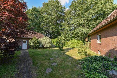 uneinsehbares Grundstück mit massivem Nebengebäude - 4 Zimmer Bungalow in Munster