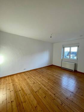 Zimmer - Zentrumsnah & charmant: Einladende und frisch renovierte 3-Zimmer-Wohnung mit Stellplatz