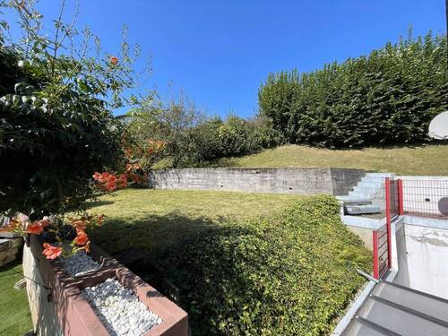 Seitlicher Rasen auf terrassierter Fläche - 