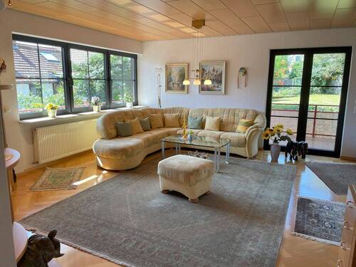 Wohnzimmer mit Zugang zur Balkonterrasse - 8 Zimmer Mehrfamilienhaus, Wohnhaus zum Kaufen in Fürth