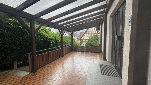Terrasse und Hauseingang - 