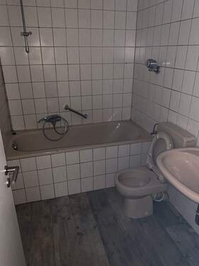Bad.jpeg - Etagenwohnung mit 77,00 m&sup2; in Solingen zur Miete