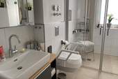 großzügiges Badezimmer mit geräumiger Dusche und Tageslicht - 