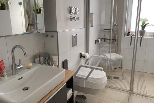großzügiges Badezimmer mit geräumiger Dusche und Tageslicht - 