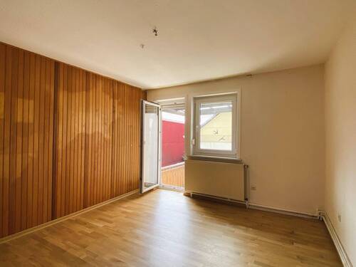 Wohnzimmer mit Ausgang zum Balkon - 8 Zimmer Reihenmittelhaus in Dransfeld