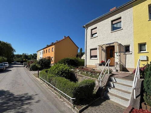 Frontansicht - Reihenendhaus, unterkellert mit Nebengelass und Garten