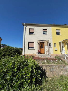 Straßenansicht - 4 Zimmer Doppelhaushälfte zum Kaufen in Riesa
