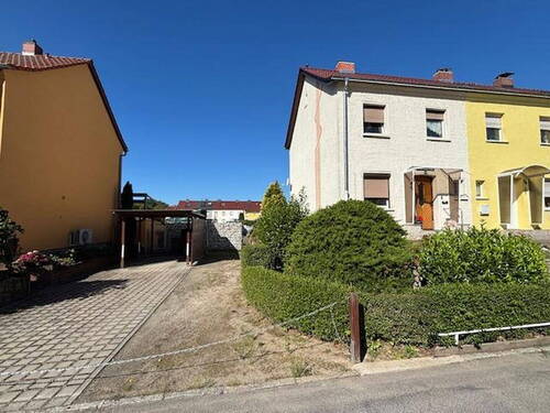 Straßenansicht mit Stellplatz - 4 Zimmer Doppelhaushälfte in Riesa