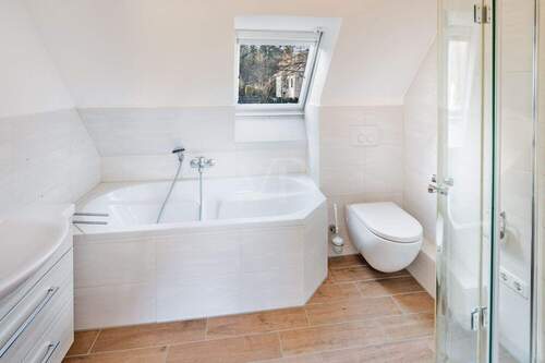 Badezimmer - Doppelhaushälfte mit 131,50 m&sup2; in Stockdorf zum Kaufen