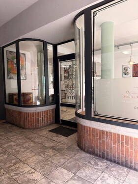 Schaufenster am Eingang - 