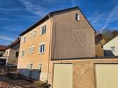 Nord-Ost Ansicht - Großzügiges ZFH (Wfl. 165 m²) mit Gartengrundstück (1.056 m²) und zwei Garagen in Oberaurach, OT Neuschleichach