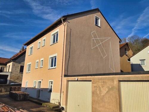 Nord-Ost Ansicht - Großzügiges ZFH (Wfl. 165 m²) mit Gartengrundstück (1.056 m²) und zwei Garagen in Oberaurach, OT Neuschleichach