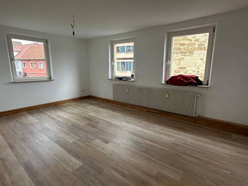 Wohnzimmer - Kernsanierte helle 4,5-Zimmer-Wohnung mit Balkon in Bad Staffelstein