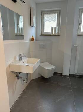 Modernes Badezimmer - 4 Zimmer Etagenwohnung zur Miete in Bad Staffelstein