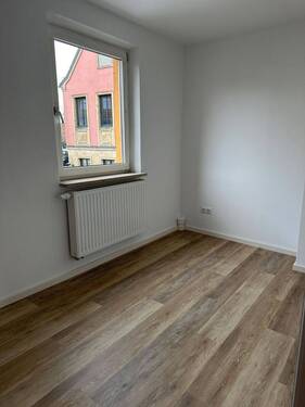 Leeres Büro mit Fenster - Etagenwohnung mit 98,70 m² in Bad Staffelstein zur Miete