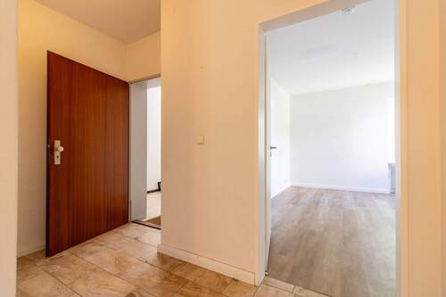 Eingang + gr. Schlafzimmer - 