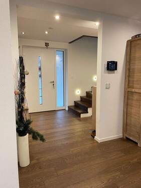 Eingang mit SmartHome-Zentrale - Einfamilienhaus mit 141,00 m&sup2; in Bielefeld zum Kaufen