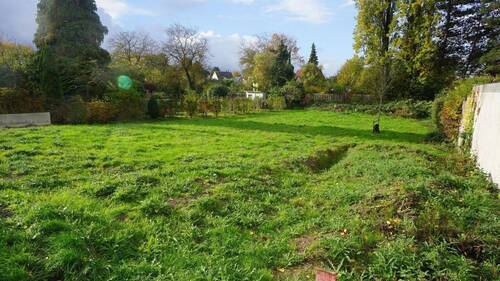 Blick in das Grundstück - Umgeben von Gartenflächen - mit Baugenehmigung