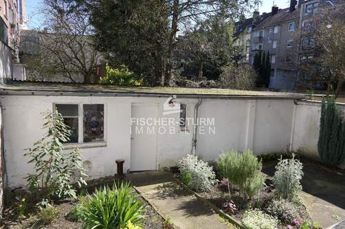 Balkonblick zum Hof (im Sommer) - Düsseldorf-Oberbilk: Apartment für Single(in) mit Wohnküche und Balkon!