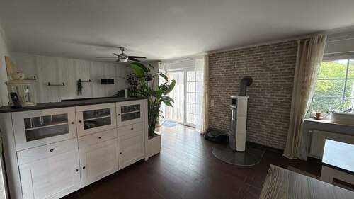 Wohn- und Esszimmer mit Kaminofen - 