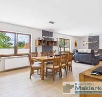 Zeitlose Doppelhaushälfte mit lichtdurchflutetem Wohnbereich und massiver Garage - Hohenmocker