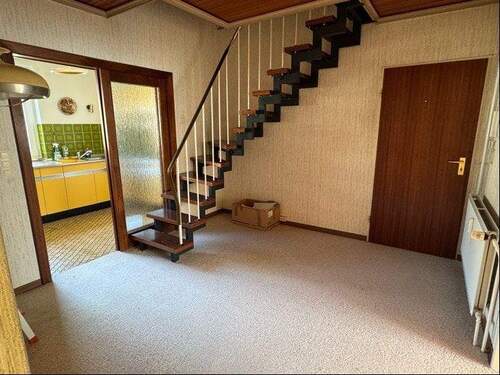 Flur mit Treppe zum Spitzboden - 