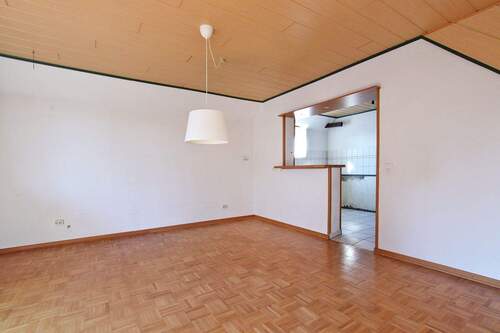 Zimmer mit Blick in die Küche DG - 