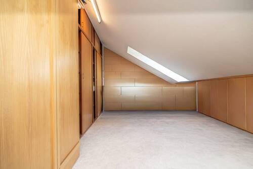 Einbauschränke nutzen den Raum im Dachgeschoss perfekt aus - 