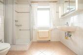 Dezent gestaltet ist das Badezimmer - 