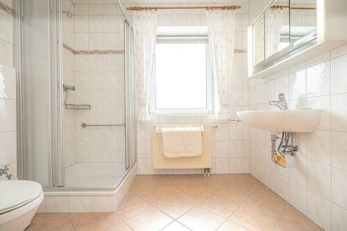 Dezent gestaltet ist das Badezimmer - 