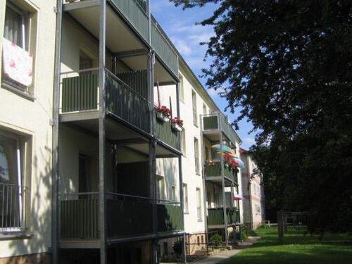 Balkonseite (hinten) - Lichtdurchflutete Wohnung in ruhiger Lage mit Südost-Balkon