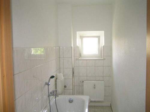 Bad mit Wanne (nur Beispiel) - Etagenwohnung mit 45,80 m&sup2; in Weißenfels zur Miete