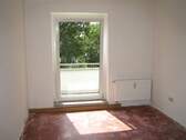 Wohnzimmer mit Balkonzutritt (nur Beispiel) - 