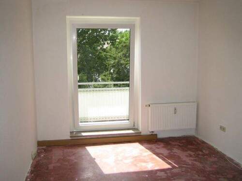 Wohnzimmer mit Balkonzutritt (nur Beispiel) - 