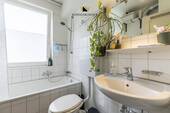 Gepflegtes Badezimmer mit Dusche - 
