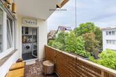 Großzügiger Balkon mit Blick ins grüne Wohnumfeld - Zentral, hell und mit Balkon: 2-Zimmer-Wohnung mit Garage in Stuttgart-Bad Cannstatt