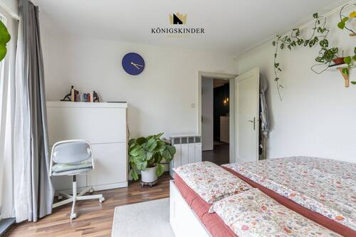 Helles Schlafzimmer mit großem Fenster und freundlichem Raumgefühl - 2 Zimmer Etagenwohnung in Stuttgart