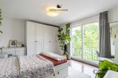 Helles Schlafzimmer mit großem Fenster und freundlichem Raumgefühl - Etagenwohnung mit 55,90 m&sup2; in Stuttgart zum Kaufen
