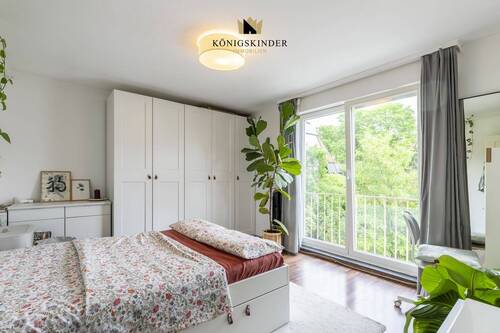 Helles Schlafzimmer mit großem Fenster und freundlichem Raumgefühl - Etagenwohnung mit 55,90 m&sup2; in Stuttgart zum Kaufen