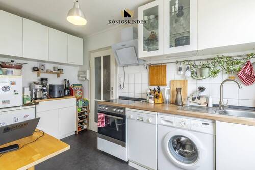Praktische Einbauküche mit direktem Zugang zum Balkon - 