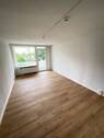 Wohnzimmer - Schöne sanierte 2 zimmer Wohnung im Erdgeschoss.